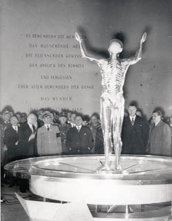 נאַצי־באַאַמטע בײַ דער אויסשטעלונג "דער נס פֿונעם לעבן" אינעם "דײַטשן היגיענע־מוזיי", 1935