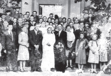 בײַ דער חתונה פֿון עדוואַרדס פֿעטער, אין קלאָטשעוו, 1944. טערעזאַ איז די דריטע פֿון רעכטס.