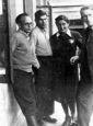 פֿון רעכטס: אַבֿרהם און פֿריידקע סוצקעווער, עליע פּילניק און שמערקע קאַטשערגינסקי, ווילנער געטאָ, 20סטן יולי 1943