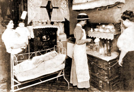 אַ קראַנקן־שוועסטער ווײַזט ווי אַזוי צו סטעריליזירן מילעך אין דער היים, 1913