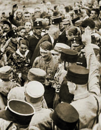 היטלער בעת אַ נאַציסטישער פֿאַרזאַמלונג, דעם 29סטן יולי 1932, אין בערלין